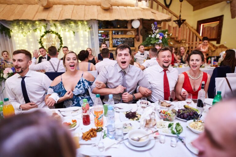 Maciejowa Chata wesela goście przy stole