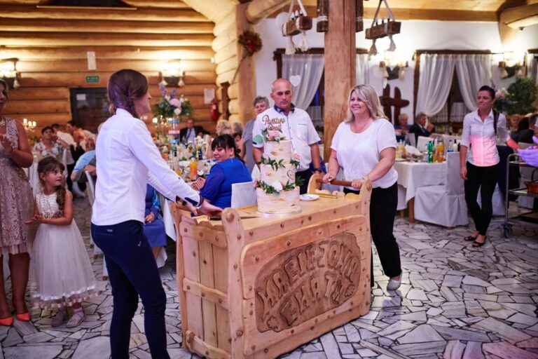 Maciejowa Chata wesela wprowadzenie tortu